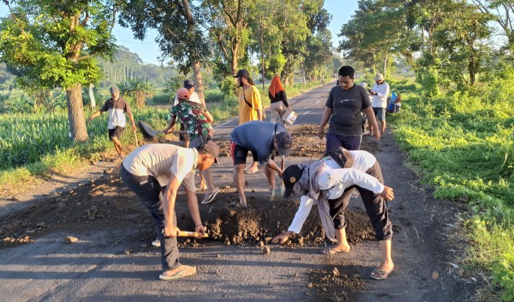 Warga bergotong-royong menambal Jalan Aspal Kencong-Tanggul, Minggu (27/4/2025). (Foto: Istimewa)