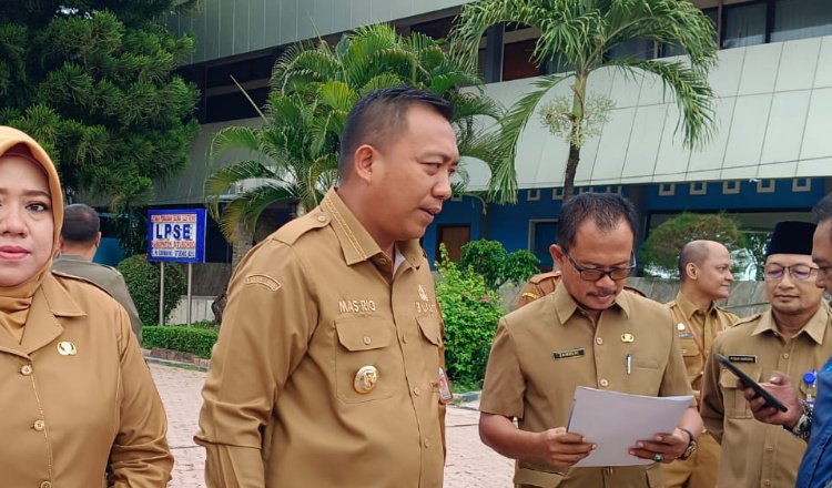 Bupati Situbondo diwawancarai media perihal pegawai non-ASN dirumahkan, Senin (28/4/2025). (Foto: Ujik/zonaindonesia.co.id)