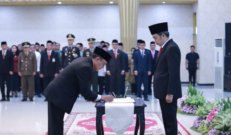 Pj Sekda Jember menandatangani berita acara pelantikan, Senin (28/4/2025). (Foto: Diskominfo Jember for zonaindonesia.co.id)