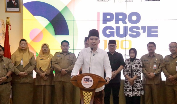 Bupati Jember menyampaikan pengumuman tentang PT Imasco yang kembali beroperasi dalam konferensi pers 'Pro Gus'e 100' di Pendopo Wahyawibawagraha, Senin (28/4/2025) malam. (Foto: Diskominfo Jember)