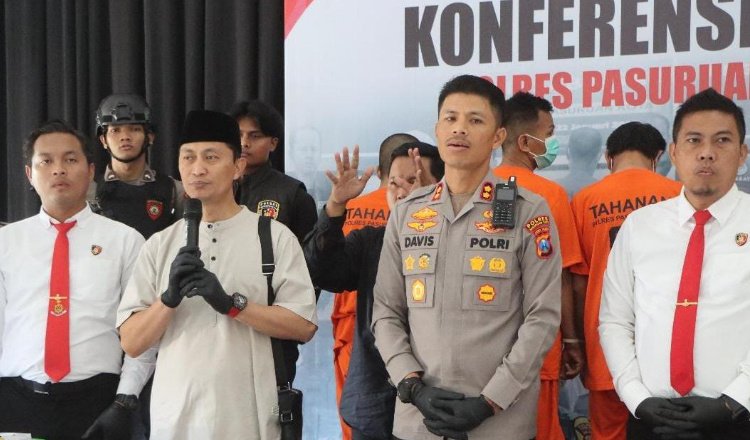 Konferensi pers di Mapolres Pasuruan Kota, Senin (28/4/2025), ungkap kasus penculikan santri. (Foto: Humas Polres)