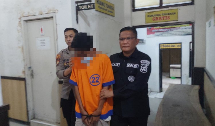 Tersangka pembobol minimarket di Kota Probolinggo dibawa ke ruang konferensi pers, Senin (28/4/2025). (Foto: Humas Polres)