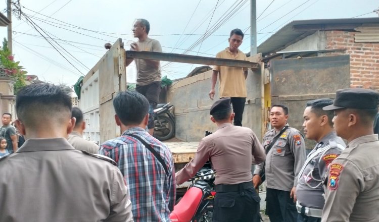 Polres Pasuruan menaikkan motor sitaan dari arena sabung ayam, Selasa (29/4/2025). (Foto: Humas Polres)