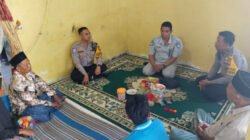 Jasa Raharja dan Polres Lamongan menyambangi keluarga korban tertabrak KA. (Foto: Humas Polres Lamongan)