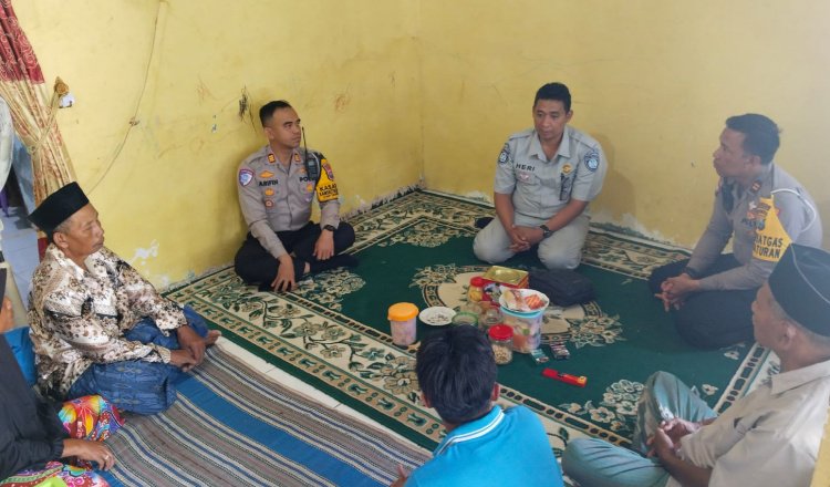 Jasa Raharja dan Polres Lamongan menyambangi keluarga korban tertabrak KA. (Foto: Humas Polres Lamongan)