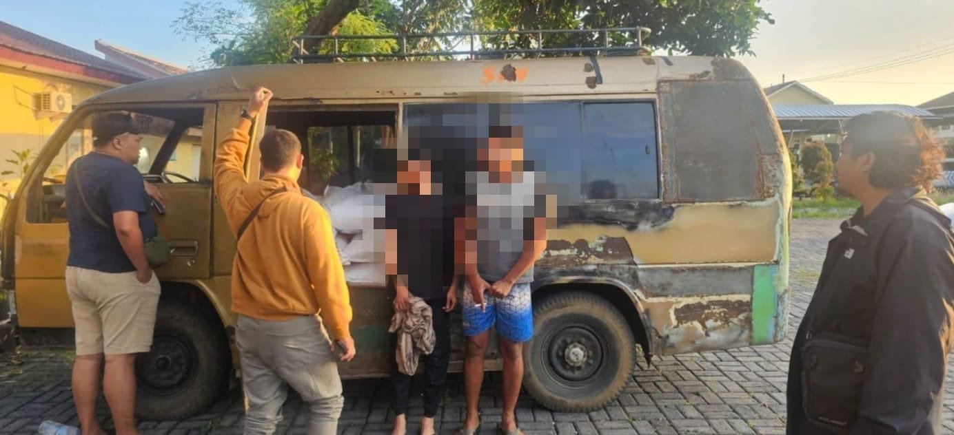 Polisi memeriksa mobil elf yang diduga mengangkut pupuk subsidi selundupan. (Foto: Humas Polres)