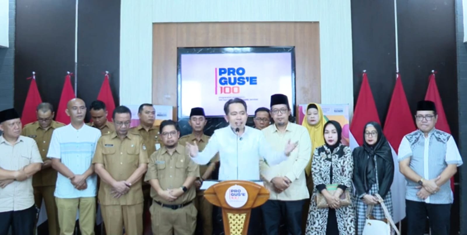 Gus Fawait memaparkan program-programnya dalam konferensi pers, Senin (14/4/2025). (Foto: Tangkapan Layar YouTube Pemkab Jember)