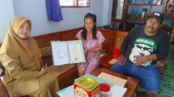 Cabdin Jember menyerahkan ijazah kepada alumnus secara gratis, Selasa (15/4/2025). (Foto: Istimewa)