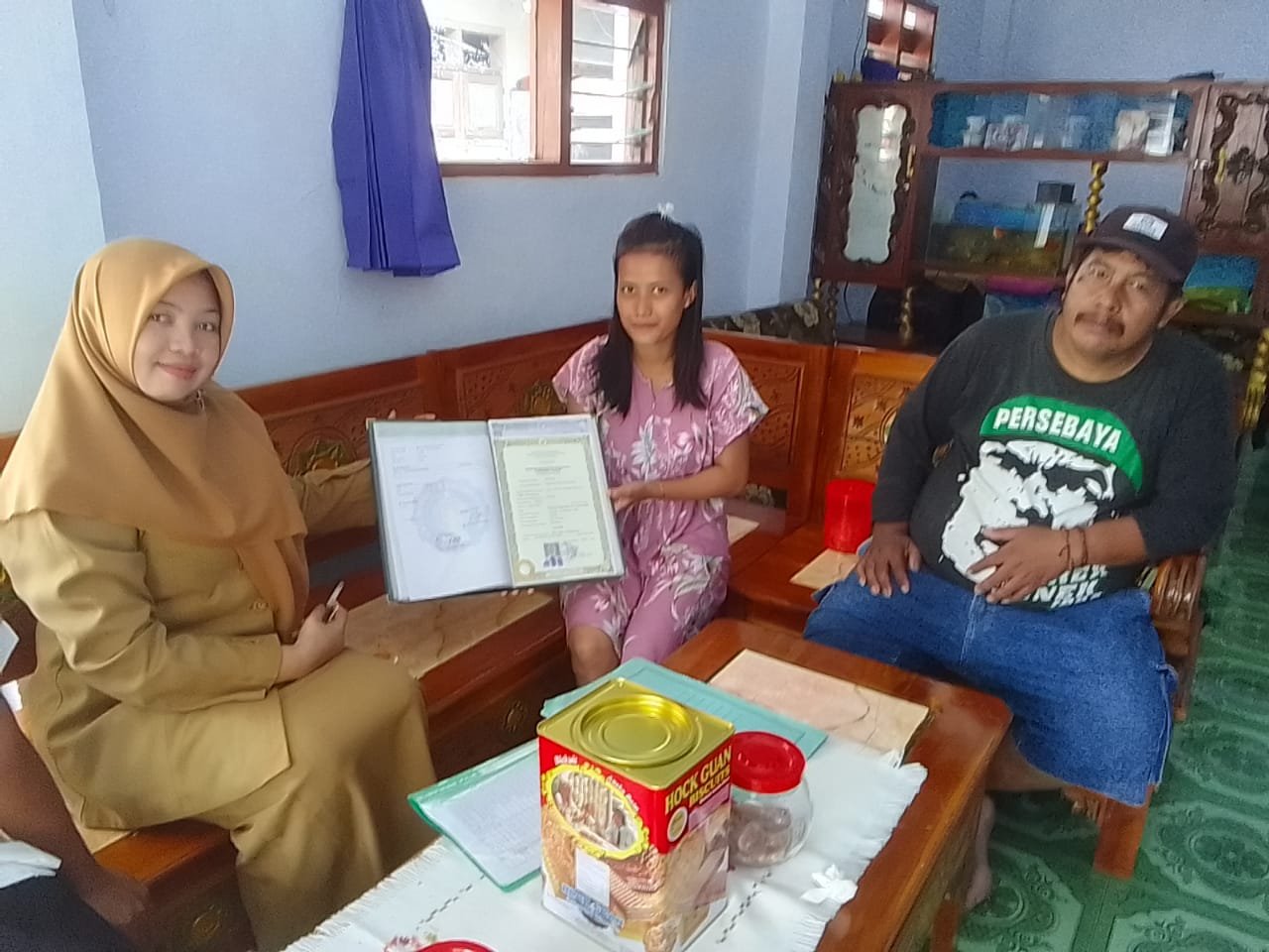 Cabdin Jember menyerahkan ijazah kepada alumnus secara gratis, Selasa (15/4/2025). (Foto: Istimewa)