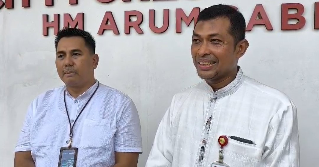 Kepala OJK dan Ketua FKLJK Jember diwawancarai media, Kamis (17/4/2025). (Foto: Teamwork)