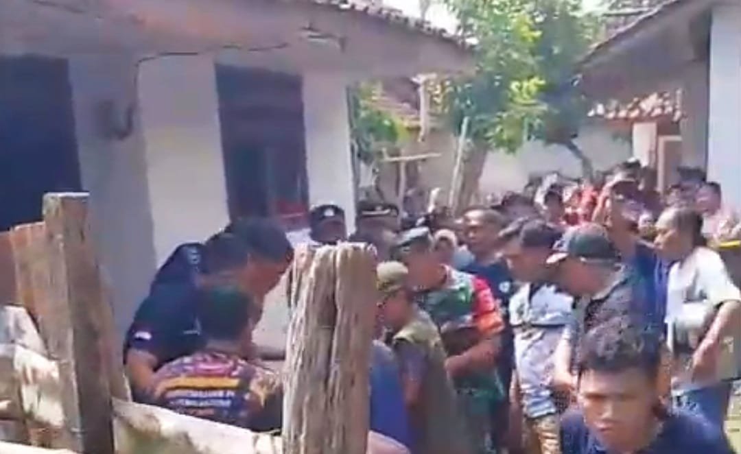 Polisi mengevakuasi jenazah korban, Minggu (20/4/2025). (Foto: Tangkapan layar video amatir)