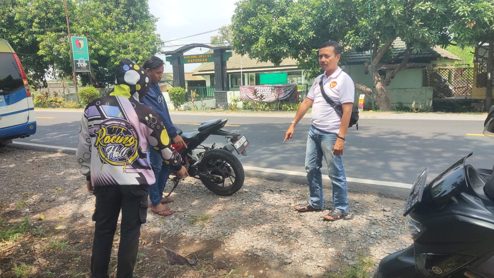 Polisi menunjukkan tempat korban terjatuh, Selasa (22/4/2025). (Foto: Humas Polres Situbondo)