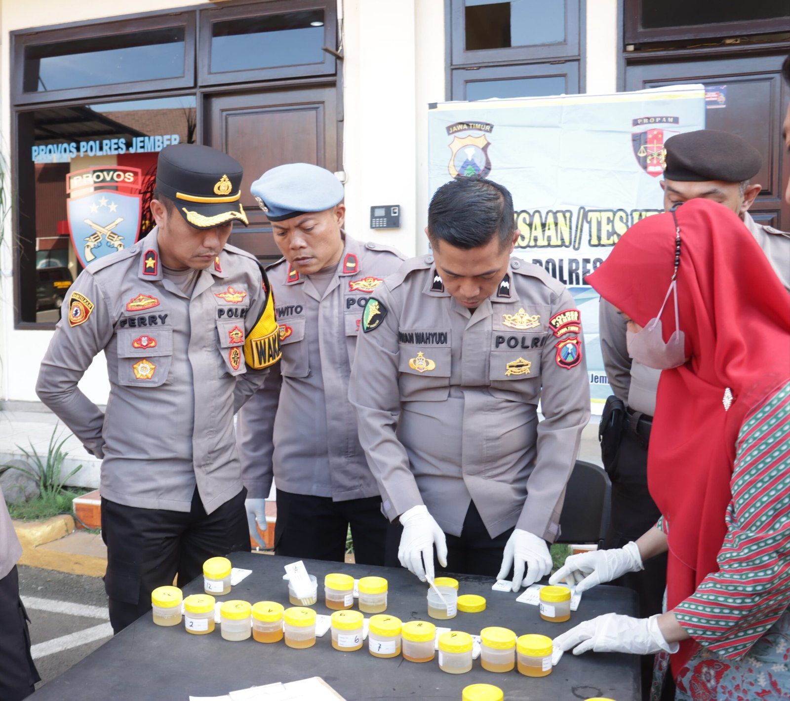 Wakapolres Jember memimpin kegiatan tes urin pada personelnya, Kamis (24/4/2025). (Foto: Humas Polres Jember)