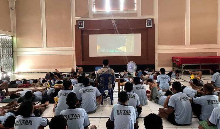 WBP Rutan Kelas IIB Situbondo Nobar film bareng. (Foto: Humas Rutan Kelas IIB Situbondo)