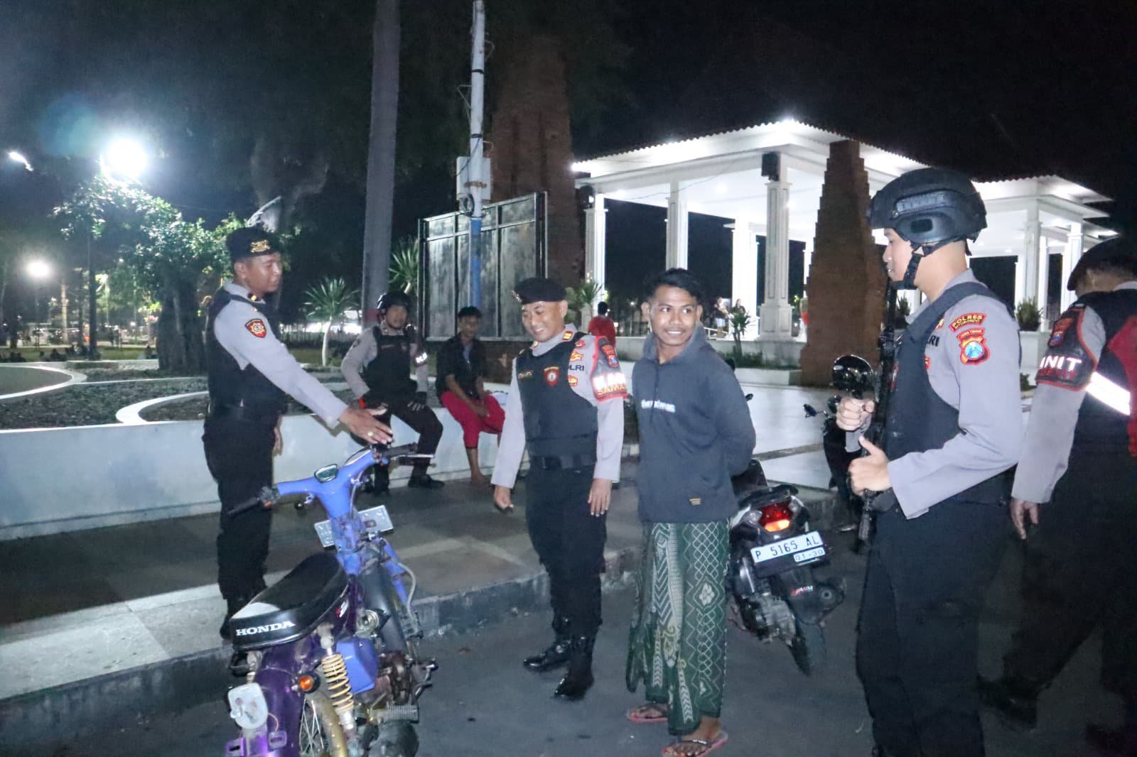 Personel Polres Situbondo menggelar patroli skala besar. (Foto: Humas Polres Situbondo)