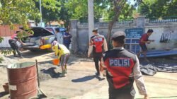 Personel Samapta Polres Situbondo mengantarkan semen ke Ponpes Al-Karomah. (Foto: Teamwork)