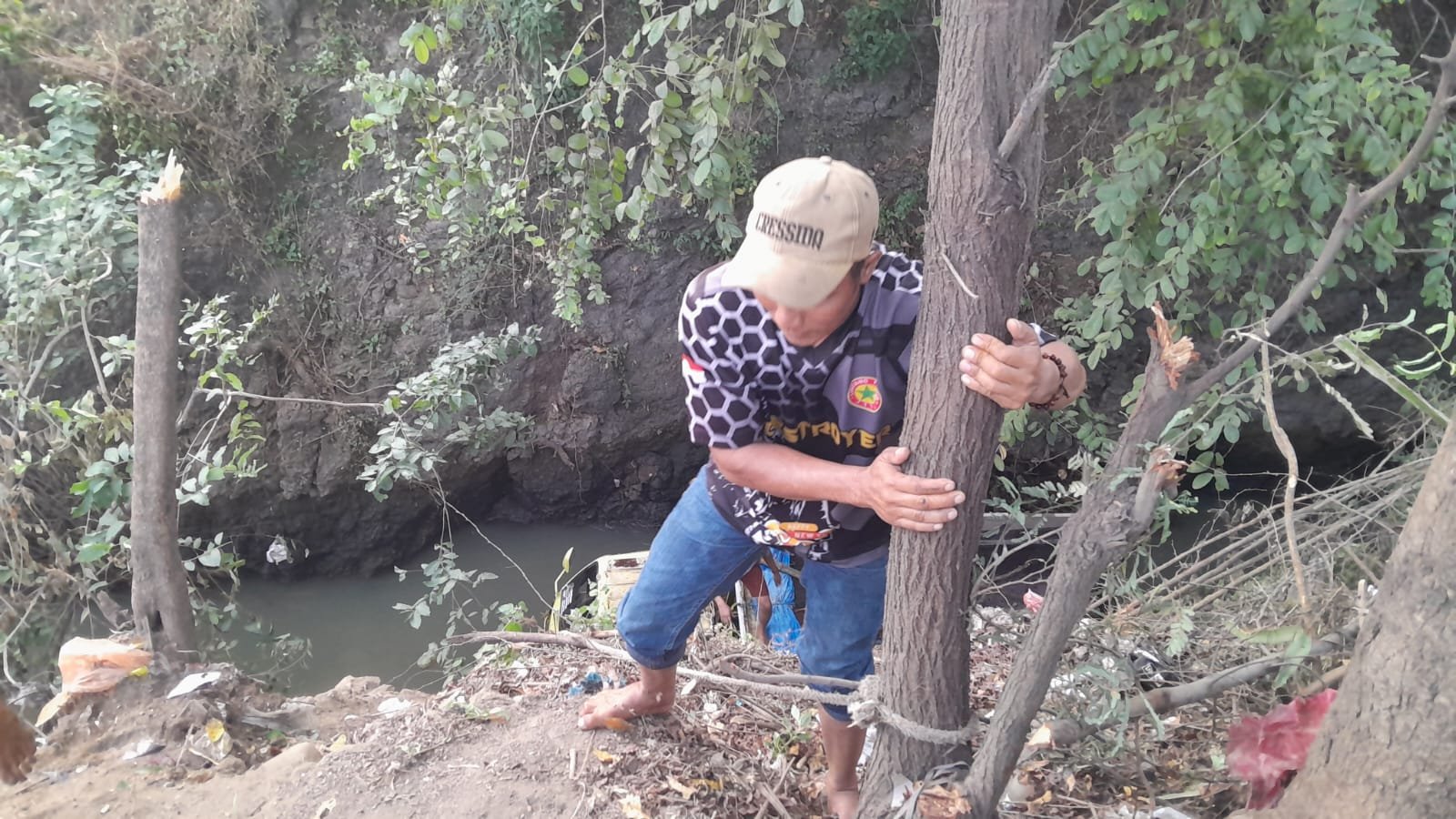 Proses evakuasi truk yang terjun ke sungai sedalam tujuh meter. (Foto: Fathur Rozi/zonaindonesia.co.id)