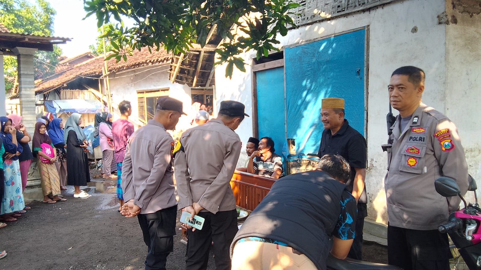 Polisi mendatangi lokasi pemuda bunuh diri di Desa Cangkring, Kamis (15/5/2025). (Foto: Teamwork)