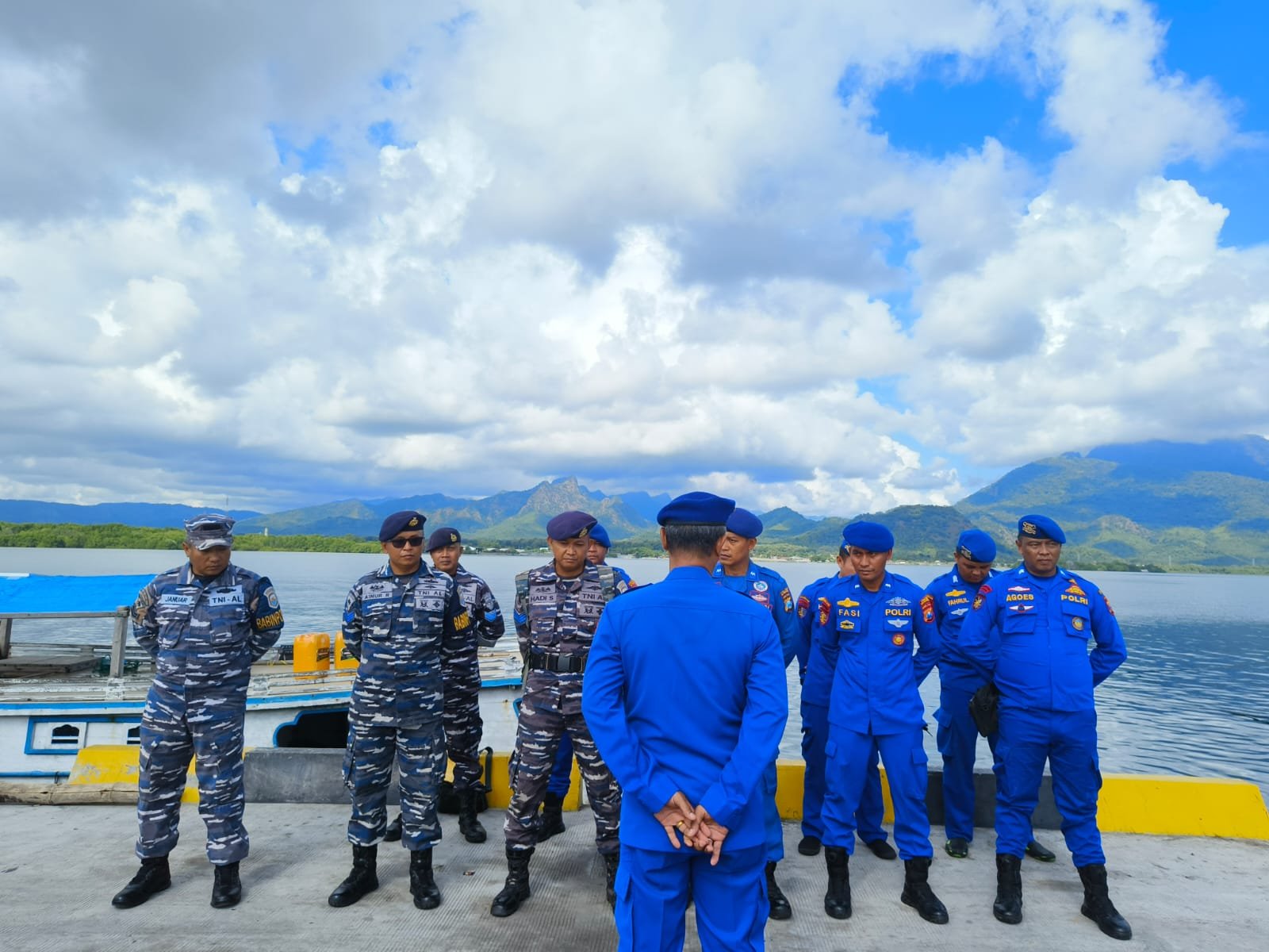 Apel pagi personel TNI-Polri di kawasan Pelabuhan Jangkar Situbondo. (Foto: Humas Polres Situbondo)
