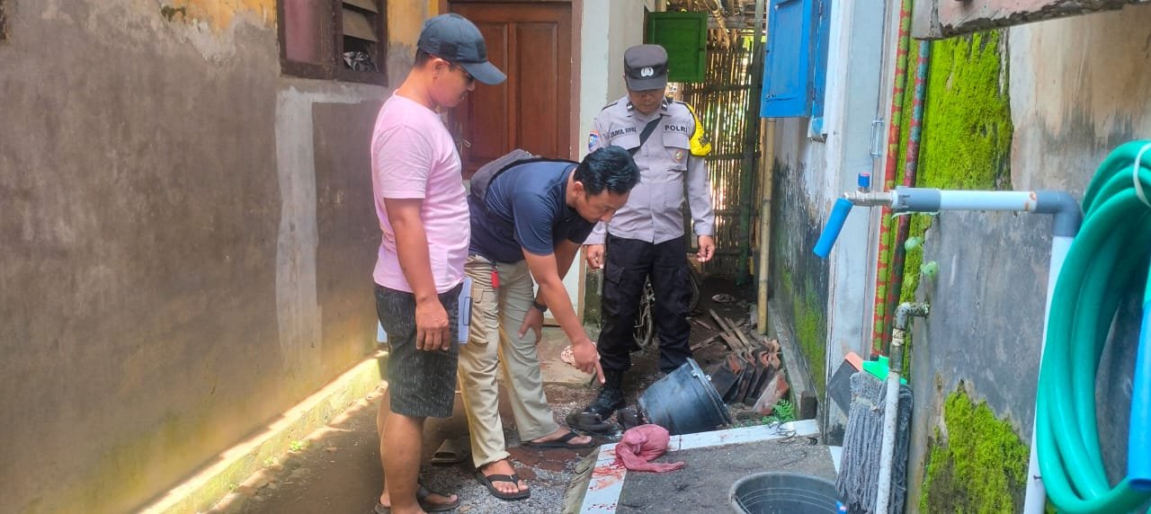 Polisi melakukan olah TKP di lokasi pembacokan. (Foto: Istimewa)