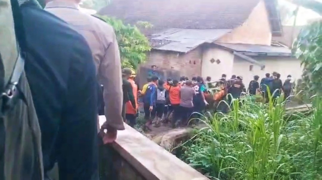 Proses evakuasi remaja asal Jember yang jatuh di Gunung Saeng, Minggu (4/5/2025). (Foto: Tangkapan layar video amatir)