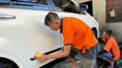 Para tahanan membersihkan mobil, Senin (5/5/2025). (Foto: Teamwork)