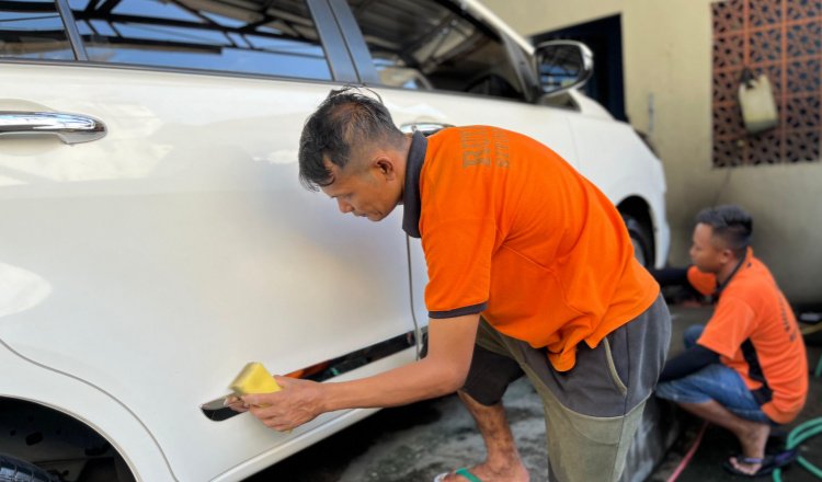 Para tahanan membersihkan mobil, Senin (5/5/2025). (Foto: Teamwork)