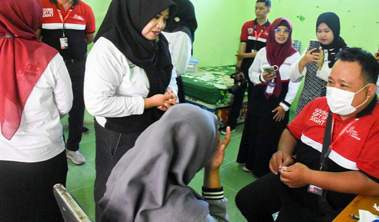 Wakil Bupati Situbondo saat meninjau operasi katarak gratis di Dinas Kesehatan. (Foto: Istimewa)