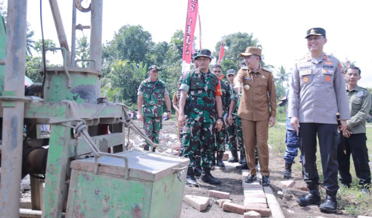 Bupati Jember bersama TNI dan Polri mengecek infrastruktur di Desa Plalangan dalam rangkaian acara pembukaan TMMD KE-124. (Foto: Diskominfo Jember)