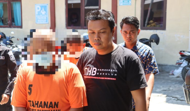 Tersangka dibawa ke ruang konferensi pers di Mapolres Pamekasan, Selasa (6/5/2025). (Foto: Humas Polres)