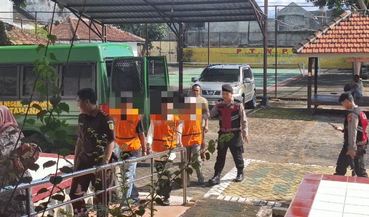 Tiga terdakwa penghasutan pengambilan lahan negara secara ilegal, Selasa (7/5/2025). (Foto: Istimewa)