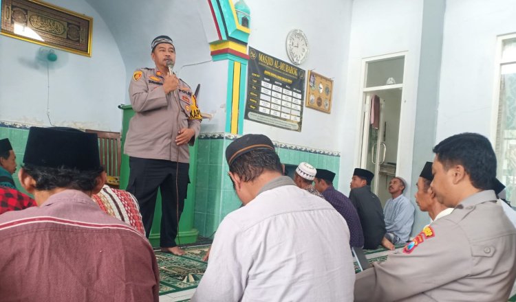 Kapolsek Arjasa berpidato dalam usai salat Jumat di Masjid Al-Mubarok, Jumat (9/5/2025). (Foto: Istimewa)