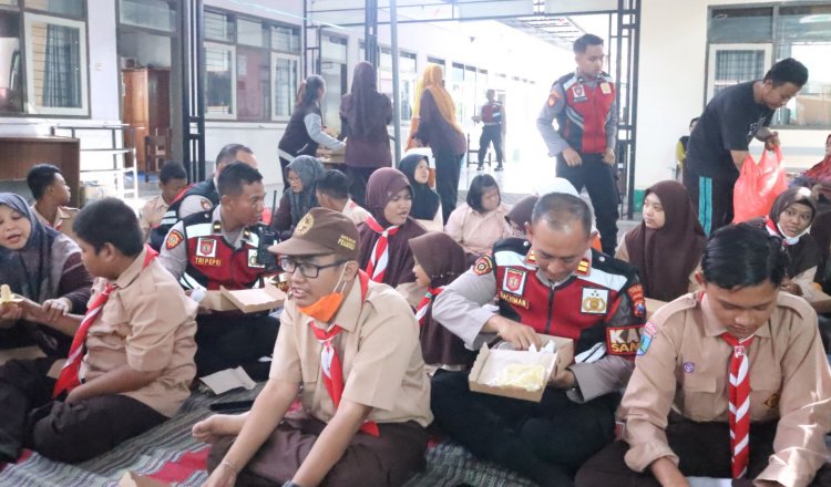 Polres Situbondo membagikan makanan gratis kepada siswa, Jumat (9/4/2025). (Foto: Teamwork)
