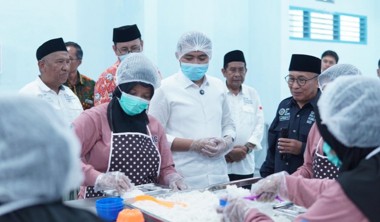 Bupati Jember meninjau dapur makan bergizi gratis di Kelurahan Bintoro, Senin (12/5/2025). (Foto: Diskominfo Jember)
