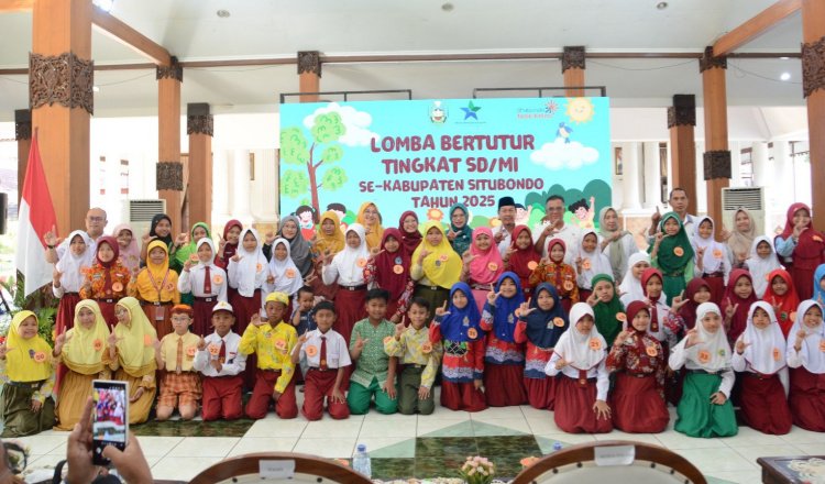 Puluhan siswa-siswi SD peserta lomba bertutur foto bersama dengan jajaran Dinas Perpustakaan dan Kearsipan Kabupaten Situbondo. (Foto: Istimewa)