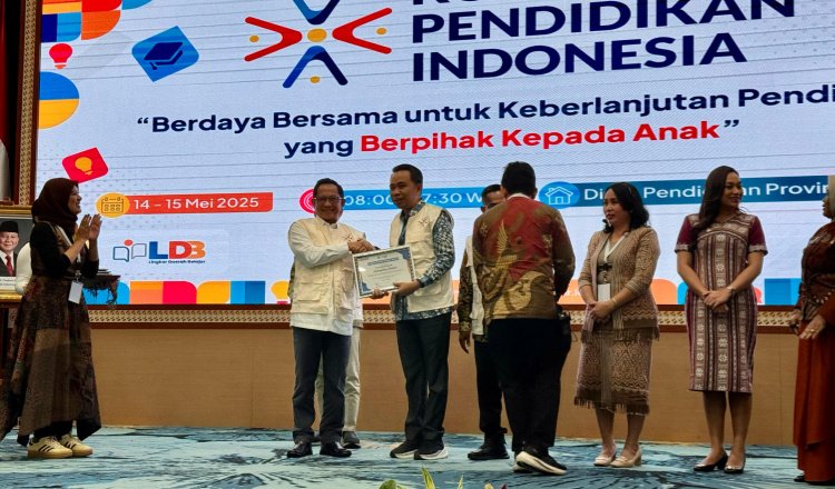 Gus Fawait menerima piagam penghargaan, Rabu (14/5/2025). (Foto: Diskominfo Jember)