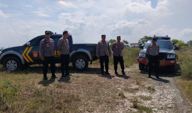 Tim Jibom Brimob Polda Jatim saat tiba di pantai Paseban, Rabu (14/5/2025). (Foto: Istimewa)