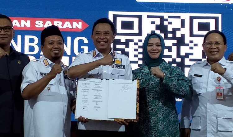 Bupati Bondowoso menunjukkan berita acara susunan RPJMD 2025-2029 hasil Musrenbang, Rabu (14/5/2025). (Foto: Istimewa)
