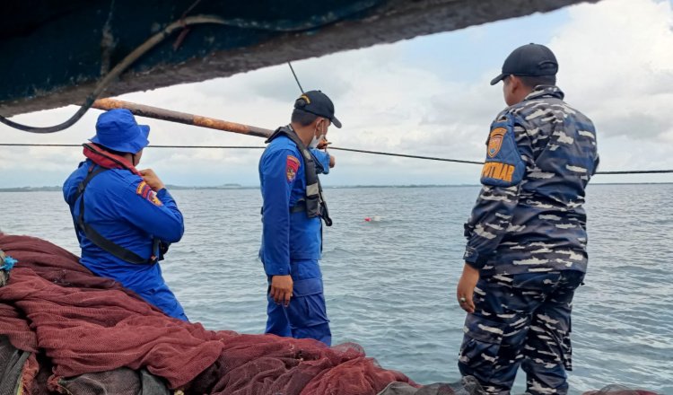 Tim SAR gabungan ketika memonitor korban di perairan timur Pulau Gili Ketapang. (Foto: Humas Polres)