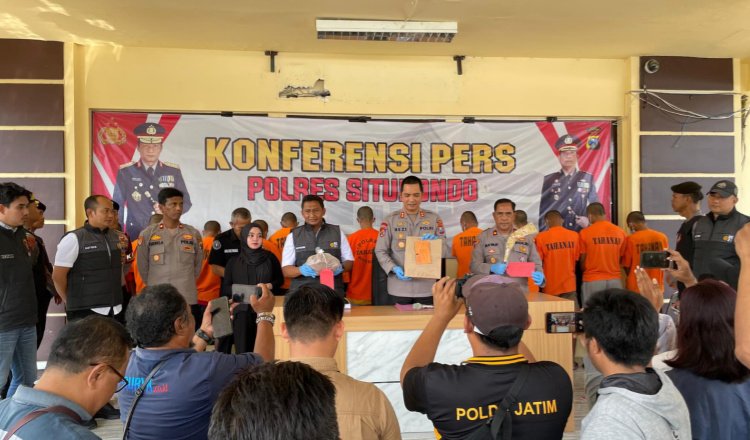 Kapolres Situbondo memimpin konferensi pers Operasi Pekat II Semeru 2025. (Foto: Humas Polres Situbondo)