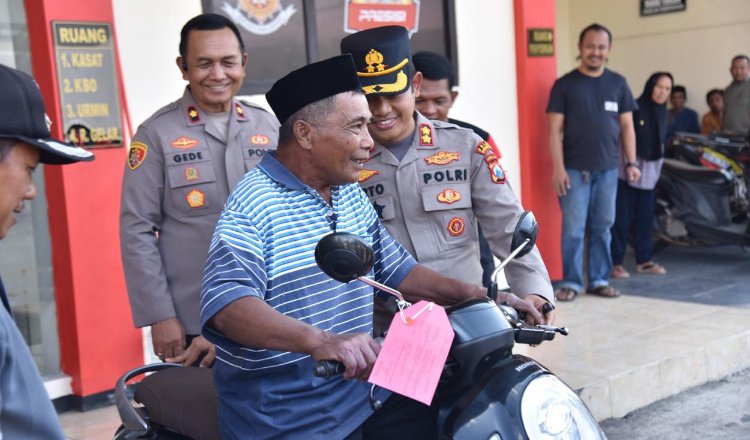 Lasmar menaiki motornya yang sempat hilang, Jumat (16/5/2025). (Foto: Humas Polres)