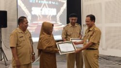 BPJS Kesehatan Jember memberikan piagam penghargaan kepada stakeholder terkait, Senin (26/5/2025). (Foto: Zainul Hasan)