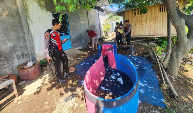 Anggota Polres Situbondo menggrebek arena sabung ayam, Minggu (26/5/2025). (Foto: Humas Polres Situbondo)