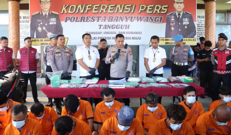 Konferensi pers di Mako Polresta Banyuwangi, Minggu (25/5/2025). (Foto: Humas Polres)
