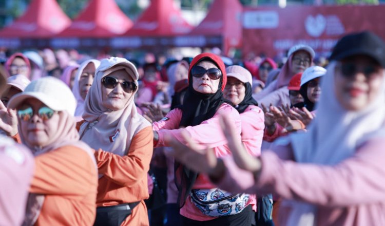 Ribuan lansia senam bersama di Alun-alun Jember. (Foto: Diskominfo Jember for ZonaIndonesia.co.id)