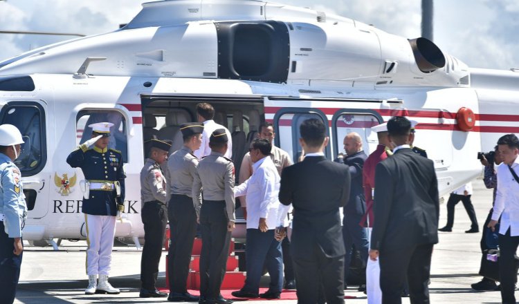 Prabowo Subianto menaiki Helikopter Polri jenis AW 189 dengan nomor registrasi P-7001, Kamis (29/5/2025). (Foto: Humas Polri)