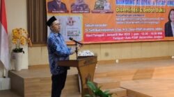Bang Poer memberikan sambutan dalam acara bedah buku di Aula FISIP UNEJ, Jumat (9/5/2025). (Foto: Zainul Hasan)