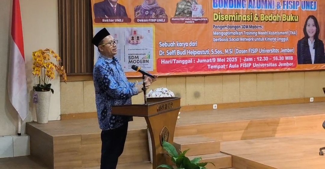 Bang Poer memberikan sambutan dalam acara bedah buku di Aula FISIP UNEJ, Jumat (9/5/2025). (Foto: Zainul Hasan)