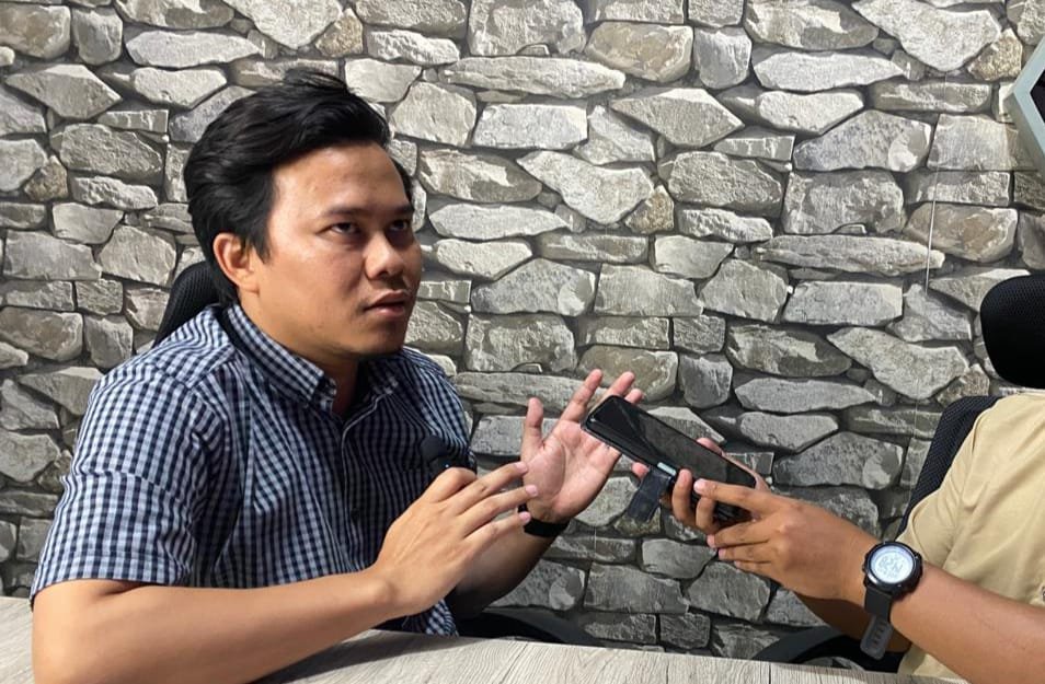 Legislator Demokrat Yogi Pratama saat diwawancarai awak media. (Foto: Istimewa)