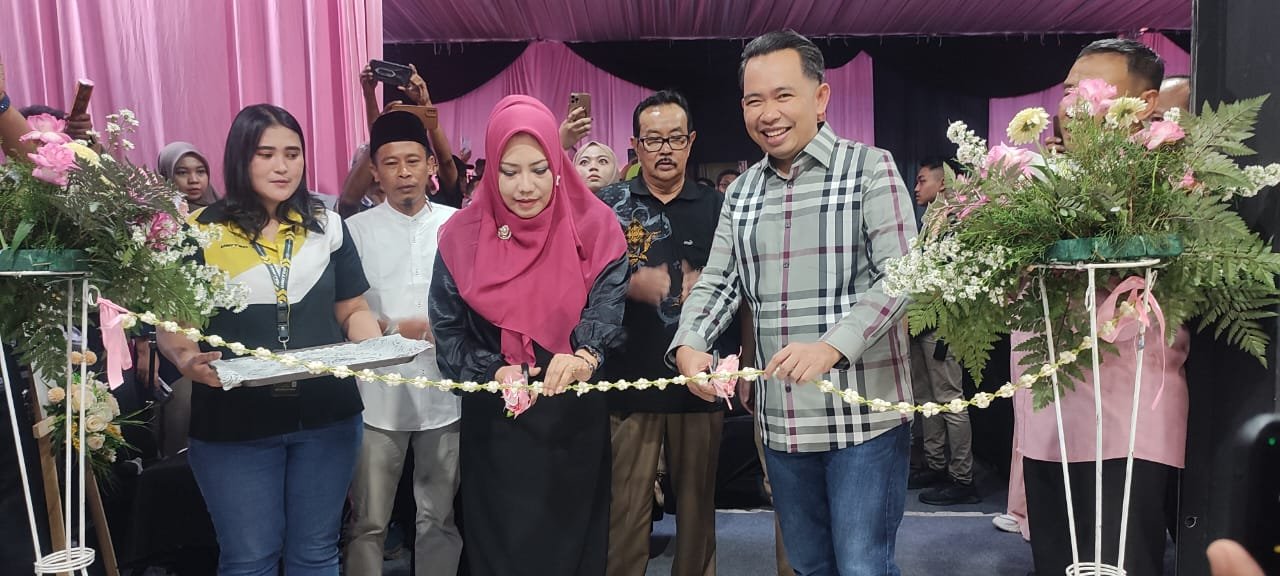 Detik-detik Bupati Jember memotong pita peresmian dealer United E-Motor Jember, Sabtu (3/5/2025). (Foto: Istimewa)